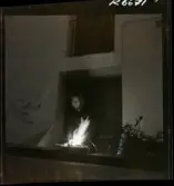 568 F. Stieg Trenter, Torremolinos. En kvinna gör upp eld utanför ett hus.