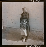 568 F. Stieg Trenter, Torremolinos. En äldre kvinna och en flicka vid en husvägg.
