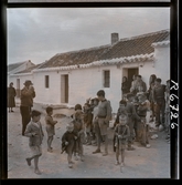 568 F. Stieg Trenter, Torremolinos. Stieg Trenter fotograferar en grupp invånare och barn i byn.