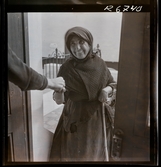 568 F. Stieg Trenter, Torremolinos. En äldre kvinna som tigger eller säljer något.