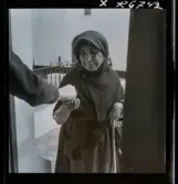 568 F. Stieg Trenter, Torremolinos. En äldre kvinna som tigger eller säljer något.