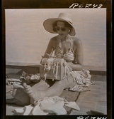 568 F. Stieg Trenter, Torremolinos. Kvinna sitter och knypplar iklädd bikini och solhatt.