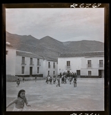 568 F. Stieg Trenter, Torremolinos. Barn spelar fotboll på torget.