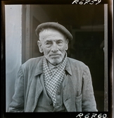 568 F. Stieg Trenter, Torremolinos. Porträtt av en man i basker.