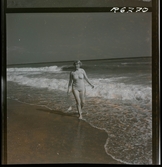 568 F. Stieg Trenter, Torremolinos. En kvinna i vattenbrynet på en strand.