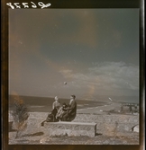 568 F. Stieg Trenter, Torremolinos. En familj leker med en boll vid en utsiktsplats.