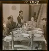 568 F. Stieg Trenter, Torremolinos. Middag serveras ett sällskap vid dukat bord.