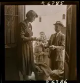 568 F. Stieg Trenter, Torremolinos. Försäljning vid dörren. En man erbjuder frukt.