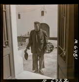 568 F. Stieg Trenter, Torremolinos. En man, troligtvis tiggare, med mycket slitna kläder vid dörren.