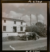 568 F. Stieg Trenter, Torremolinos. Paret Trenter står vid en bil parkerad framför ett hus.