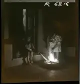 568 F. Stieg Trenter, Torremolinos. En flicka och en kvinna på tröskeln utanför ett hus. De bränner något på ett fat framför dem.