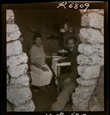 568 F. Stieg Trenter, Torremolinos. Ett par sitter vid ett bord i sitt hem.