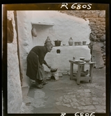 568 F. Stieg Trenter, Torremolinos. En kvinna lagar mat utanför sitt hem.