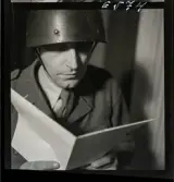 581 Bokomslag militärt. Porträtt av militär i uniform som läser.