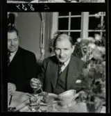 584 Brunsviks Folkhögskola. En man sitter till bords och förser sig med sås.