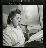 584 Brunsviks Folkhögskola. En ung kvinna sitter och läser och röker pipa.