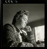 584 Brunsviks Folkhögskola. En ung kvinna sitter och skriver.