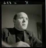 584 Brunsviks Folkhögskola. Porträtt av en man som antecknar.