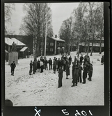 584 Brunsviks Folkhögskola. Studenter har samlats utomhus på gården.