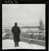 584 Brunsviks Folkhögskola. En man blickar ut över sjön Väsman.