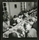 584 Brunsviks Folkhögskola. Middag vid långbord.