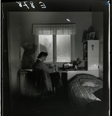 584 Brunsviks Folkhögskola. En kvinna sitter vid skrivbordet på sitt studentrum.