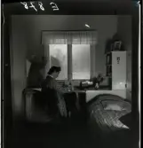 584 Brunsviks Folkhögskola. En kvinna sitter vid skrivbordet på sitt studentrum.