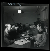 584 Brunsviks Folkhögskola. Manliga studenter sitter och samtalar kring ett bord.