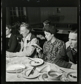 584 Brunsviks Folkhögskola. Vid matbordet efter en måltid. En kvinna läser.