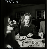 584 Brunsviks Folkhögskola. En kvinna vid matbordet.