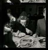 584 Brunsviks Folkhögskola. En kvinna äter middag.