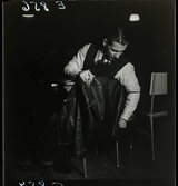 584 Brunsviks Folkhögskola. En student letar efter något i fickan på sin läderjacka han hängt över stolsryggen.