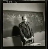 584 Brunsviks Folkhögskola. Lärare står framför framför svarta tavlan.