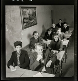 584 Brunsviks Folkhögskola. Studenter sitter i skolbänkar.