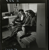 584 Brunsviks Folkhögskola. Studenter sitter på sängen i ett studentrum och läser tillsammans.