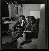 584 Brunsviks Folkhögskola. Studenter sitter på sängen i ett studentrum och läser tillsammans.