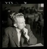 584 Brunsviks Folkhögskola. Poträtt av man sittandes i skolbänk.