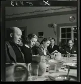 584 Brunsviks Folkhögskola. Sång vid middagsbordet.