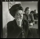 584 Brunsviks Folkhögskola. Porträtt av kvinna sittandes i klassrum.