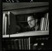 584 Brunsviks Folkhögskola. En man bland hyllorna i ett bibliotek.