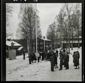 584 Brunsviks Folkhögskola. Studenter har samlats ute på gården.