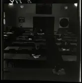 584 Brunsviks Folkhögskola. Studenter sitter i skolbänkar i ett klassrum.