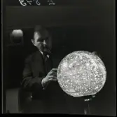 584 Brunsviks Folkhögskola. En man undervisar med en stjärnglob.