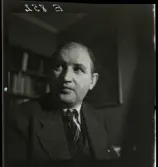 584 Brunsviks Folkhögskola. Porträtt av en man.