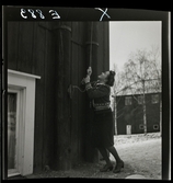 584 Brunsviks Folkhögskola. En ung kvinna drar i ett snöre på fasaden.