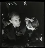 584 Brunsviks Folkhögskola. En man och en flicka sitter tillsammans.