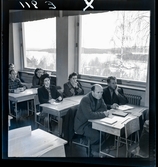 584 Brunsviks Folkhögskola. Undervisning i klassrum. Studenter i sina skolbänkar.