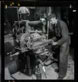 584 Brunsviks Folkhögskola. En man arbetar vid en maskin.