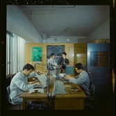 585/8 Facit Tokyo Daberg. Arbetare sätter ihop skrivmaskiner på ett arbetsrum.