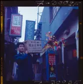 585/8 Facit Tokyo Daberg. En man bär en låda på axeln.